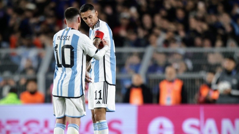 Messi le deja la cinta a Di María: la selección está llegando al fin de la era de los dos grandes ídolos rosarinos