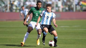 Julián Álvarez en acción durante el primer tiempo de Argentina contra Bolivia.