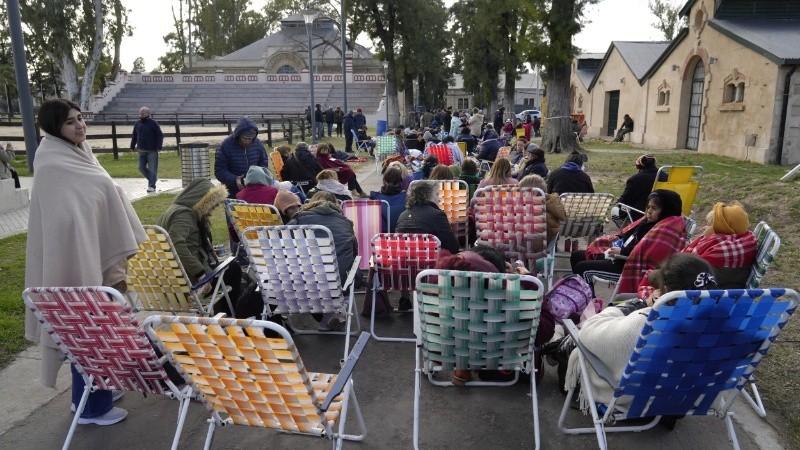 La espera de fieles en la previa.