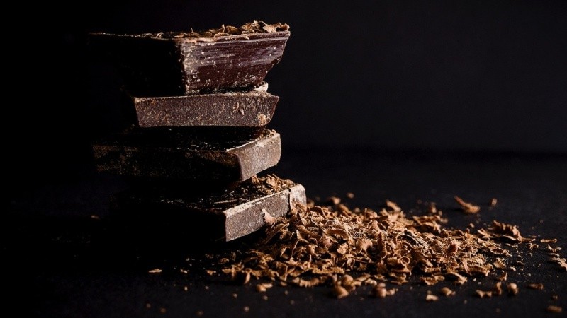 El chocolate estimula la hormona serotonina, mejorando el humor y aliviando el estrés.