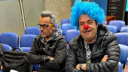 Empresario santafesino se disfrazó y se encadenó porque no lo dejan importar