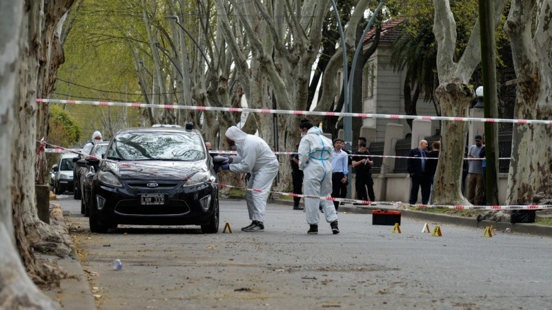 El peritaje al auto del policía asesinado y la numeración de las balas en el piso
