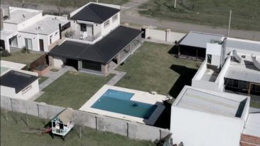 Ortigala fue detenida en un caserón de Funes Town, parte de un patrimonio bajo sospecha.