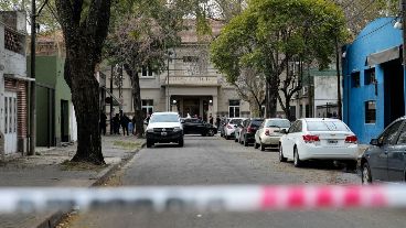 El agente fue acribillado dentro de su auto, en calle Lamadrid y Salva.