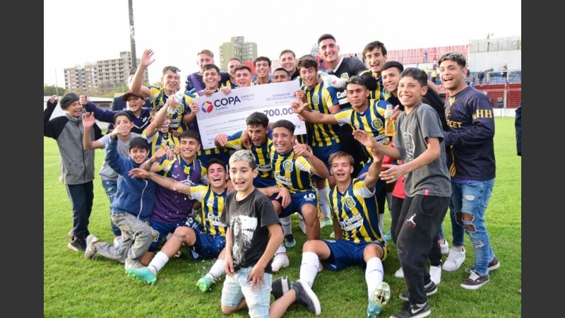 Los pibes de la Reserva celebraron la clasificación.