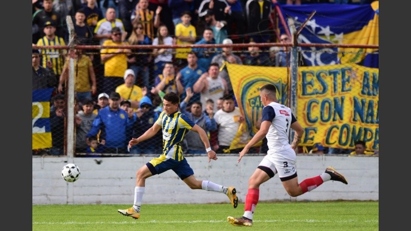 El encuentro en Tablada se jugó con buena cantidad de público.