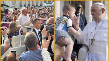 La imagen del gran momento de la familia santafesina cuando el Papa detuvo el Papa Móvil para acercarse a Dante