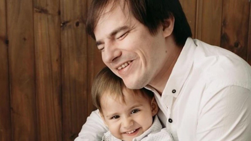 El compositor junto a su hijo.