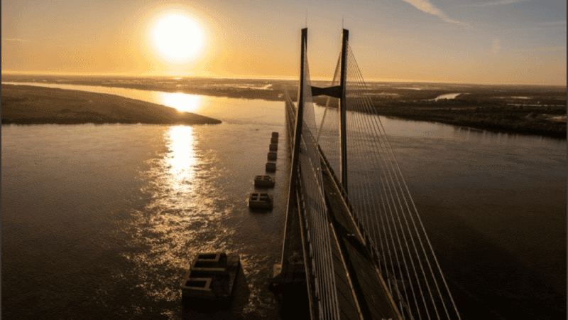 El puente, que conecta Santa Fe y Entre Ríos a través de Rosario y Victoria permitió integrar a nivel comercial y turístico los territorios de ambas provincias.