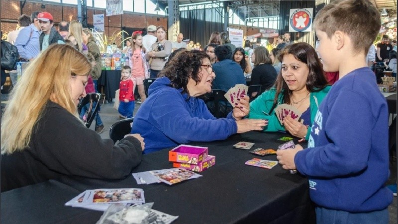 El encuentro se realiza por cuarta vez en los galpones del río, y es para toda la familia