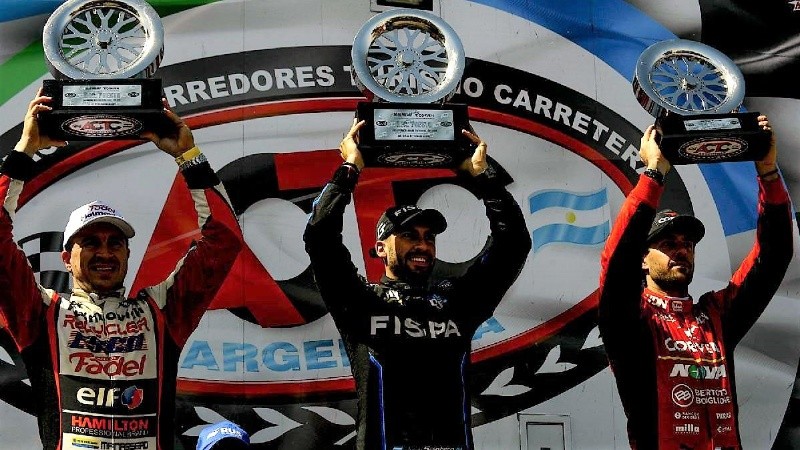 El podio en el autódromo Rosendo Hernández.