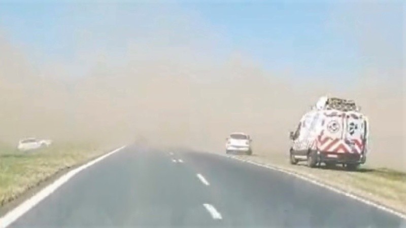 Una de las imágenes de la tormenta de tierra ocurrida el pasado lunes, que no dejaba ver a más de un metro.