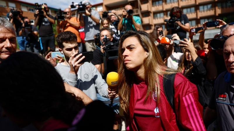 Misa Rodríguez sin responder ante la prensa.