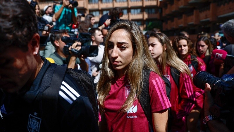 Olga Carmona y su cara de tristeza y enojo sin hablar con la prensa.