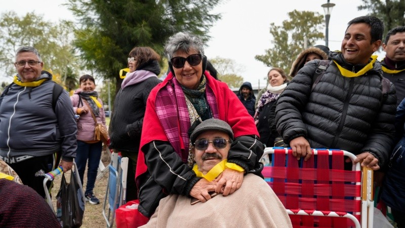 Mucha gente espera la bendición de Leda.