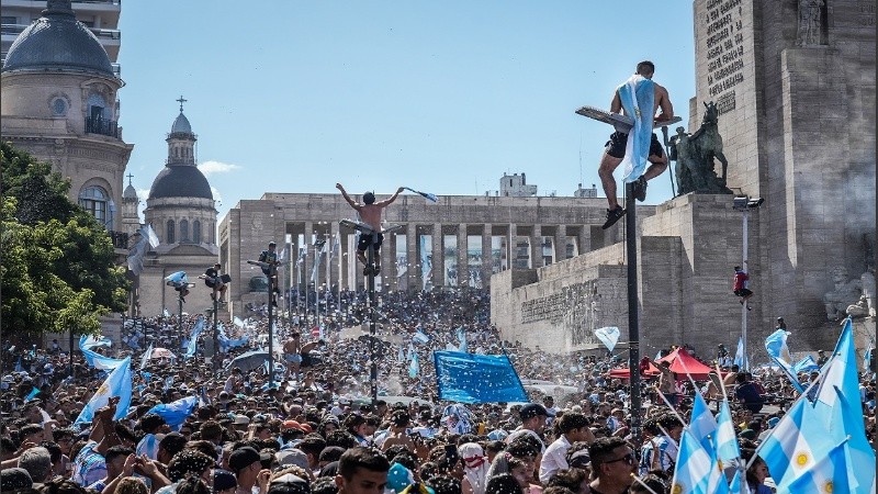 La fotografía de Alan Monzón (Rosario3) que integra la muestra de Argra. La imagen retrata los festejos de los rosarinos en el Monumento tras ganar la Copa del Mundo