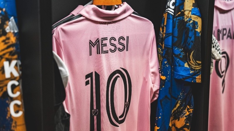Con esta foto del vestuario, el club confirmó que Leo juega esta noche.