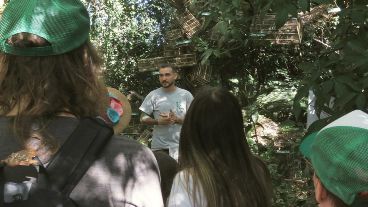 Uno de los voluntarios guiando un grupo de personas en el recorrido mensual, donde muchas veces deciden colaborar como socios.