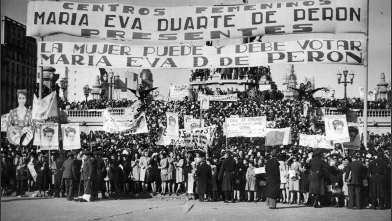 23 de septiembre de 1947 a la espera del discurso de Eva Duarte de Perón.