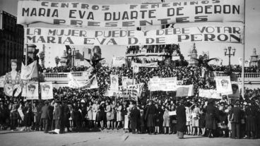 23 de septiembre de 1947 a la espera del discurso de Eva Duarte de Perón.