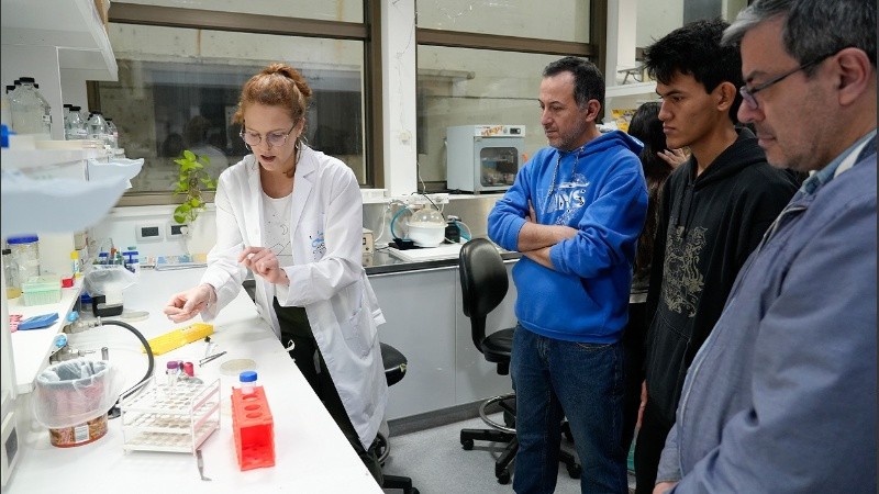 Este sábado los científicos recibieron a grupos de personas en sus laboratorios del IBR.