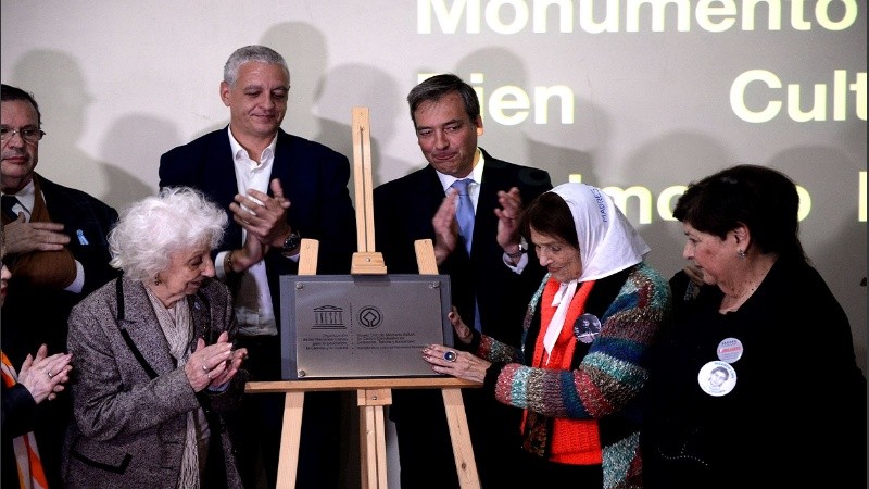 La inauguración de la placa de UNESCO en la ex ESMA fue celebrada junto a Abuelas y Madres de Plaza de Mayo.