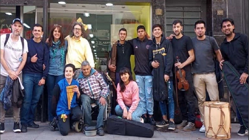 Los alumnos y docentes de la escuela orquesta barrial fueron de la partida con Marcelo este miércoles en la peatonal.