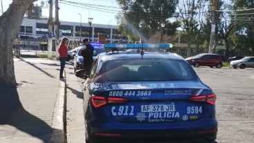 Un patrullero se apostó frente a la escuela de Villa Gobernador Gálvez amenazada este jueves.