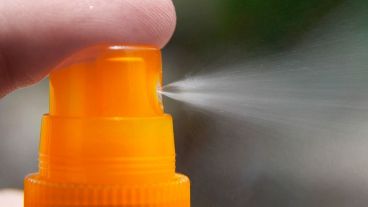 Protector solar y repelente por las nubes.