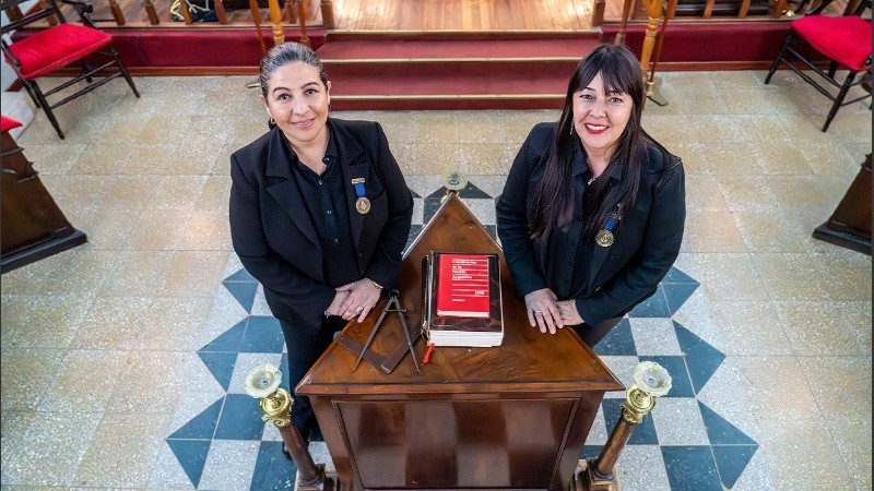 Flavia Turello y Lorena Ferrand posan junto al altar desde el cual exponen y estudian cada viernes en las tenidas.