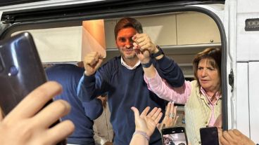 Pullaro se subió a la "patoneta" en la visita de Bullrich a Rosario.