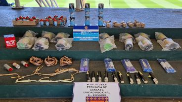 El arsenal de explosivos secuestrado este sábado antes del clásico rosarino.