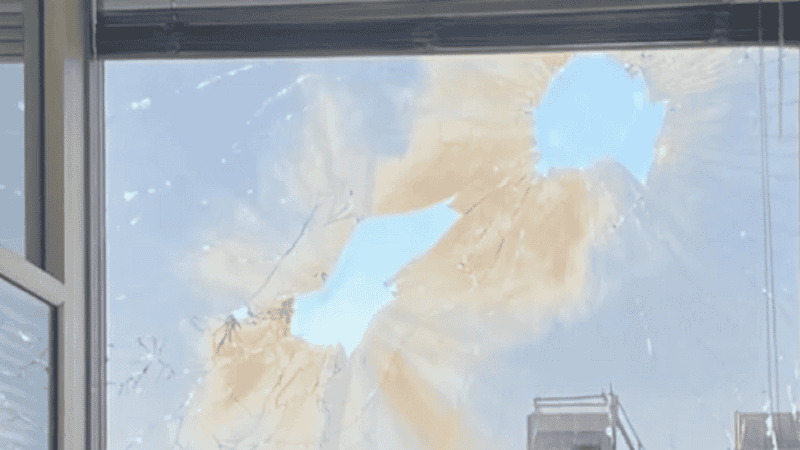 Una de las ventanas que resultó apedreada este domingo por el grupo de Xeneizes.