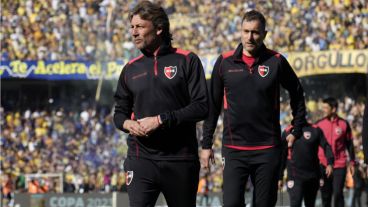 La derrota en el clásico ante Central resquebrajó aún más la relación del Gringo con los hinchas y la dirigencia.