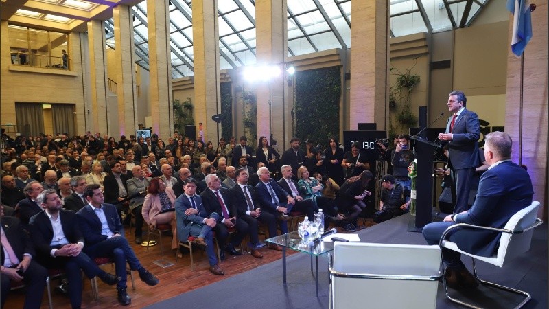 Massa, de pie, diserta ante empresarios pyme