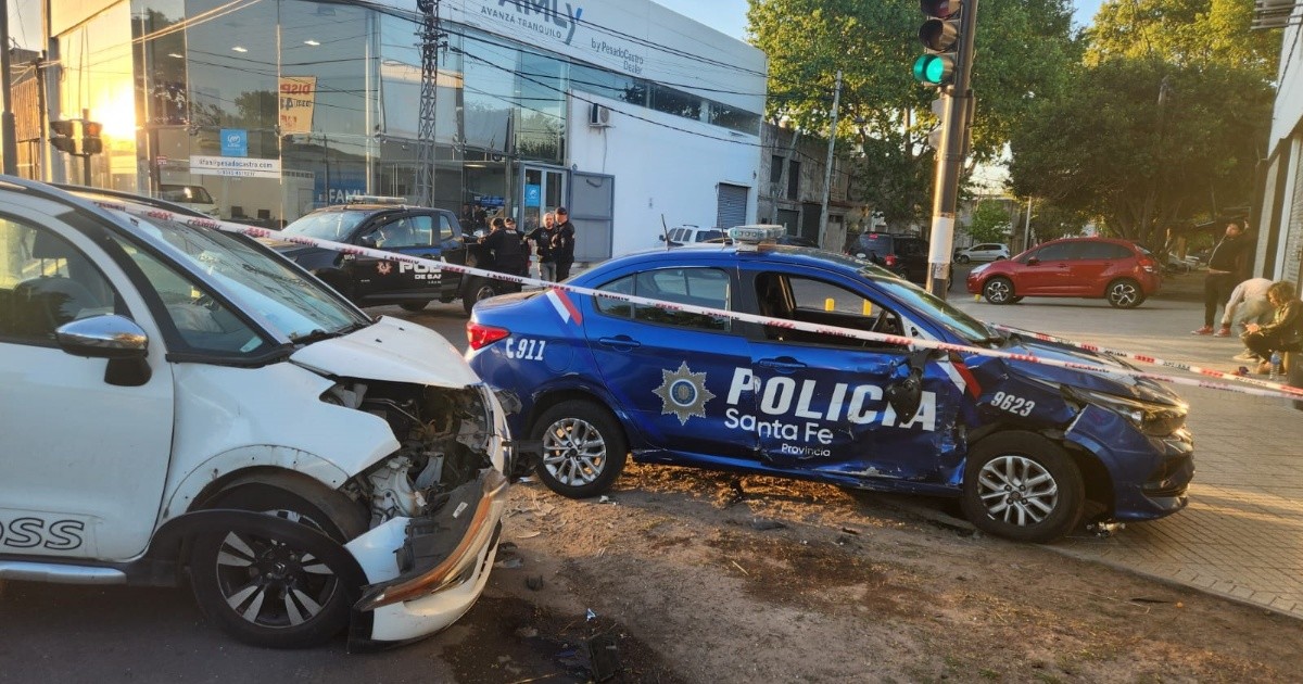Choque entre patrullero y auto particular dejó dos policías heridos en zona oeste Rosario3