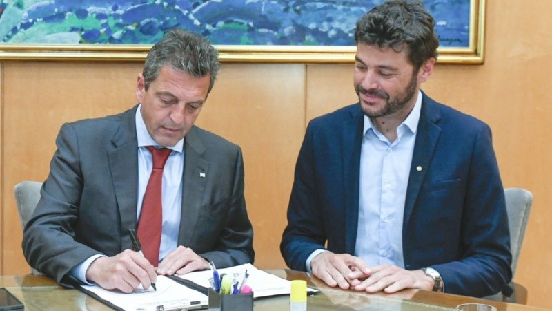 El candidato presidencial y el concejal rosarino durante la firma del acuerdo.