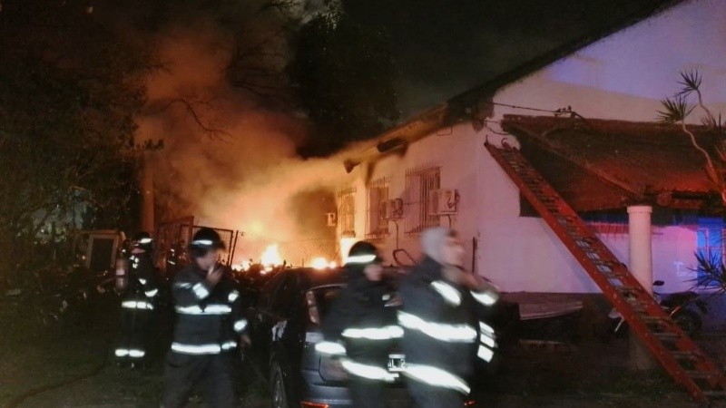 Dos dotaciones de bomberos acudieron a calle Las Heras al 4900.