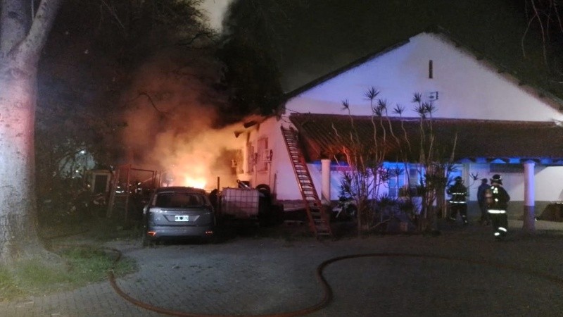 Dos dotaciones de bomberos acudieron a calle Las Heras al 4900.