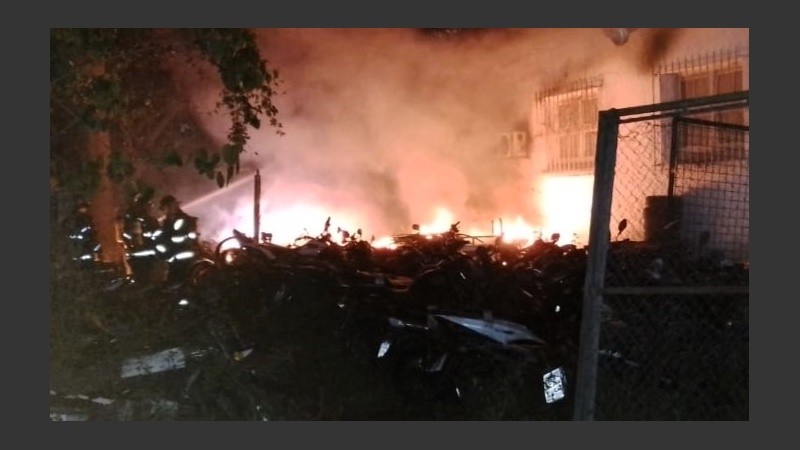 Dos dotaciones de bomberos acudieron a calle Las Heras al 4900.