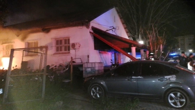 Dos dotaciones de bomberos acudieron a calle Las Heras al 4900.