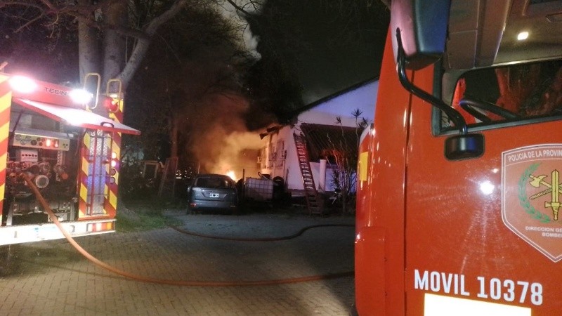 Dos dotaciones de bomberos acudieron a calle Las Heras al 4900.