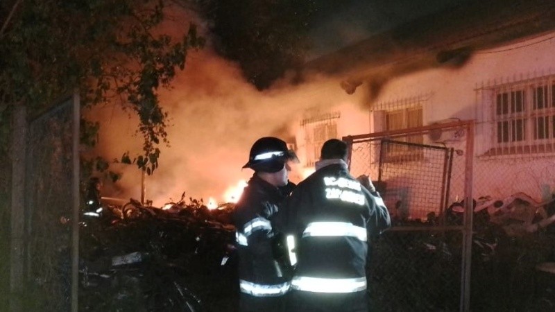Dos dotaciones de bomberos acudieron a calle Las Heras al 4900.