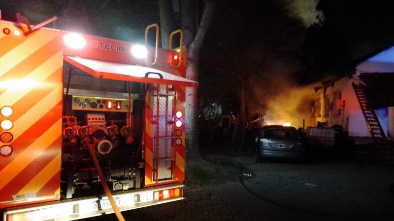 Dos dotaciones de bomberos acudieron a calle Las Heras al 4900.