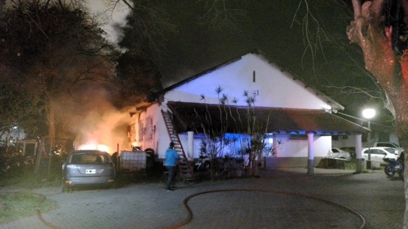 Dos dotaciones de bomberos acudieron a calle Las Heras al 4900.