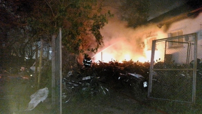 Dos dotaciones de bomberos acudieron a calle Las Heras al 4900.