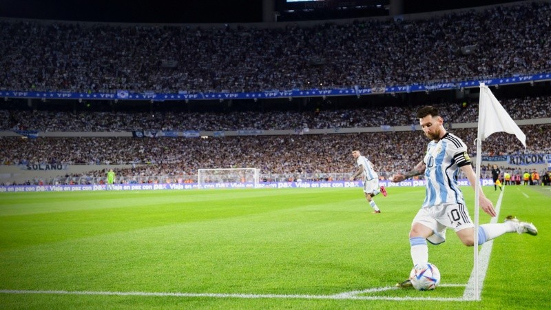 El Monumental espera poder ver a Messi, que llega tocado.