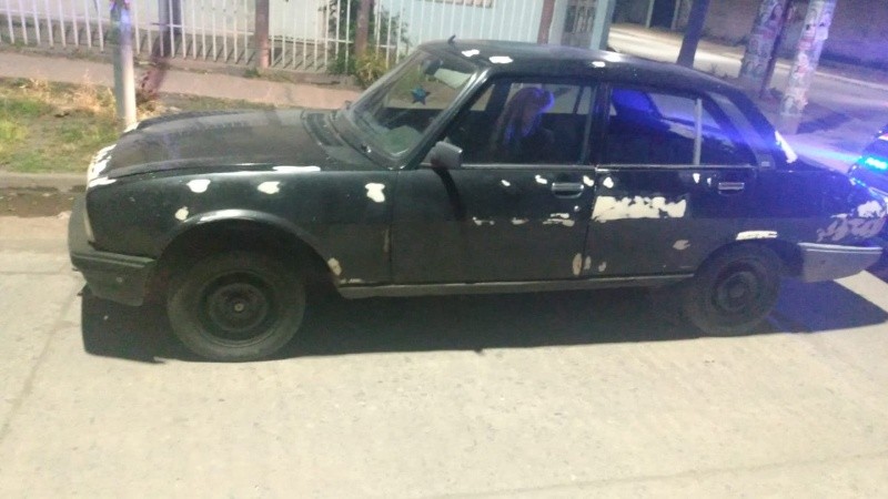 El vehículo en el que se movilizaban los agresores.