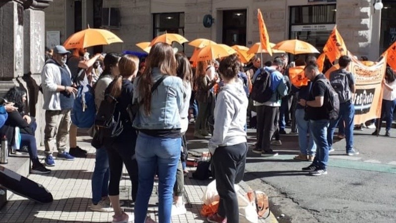 En Rosario la protesta se realizó en la esquina de Rioja y Laprida.