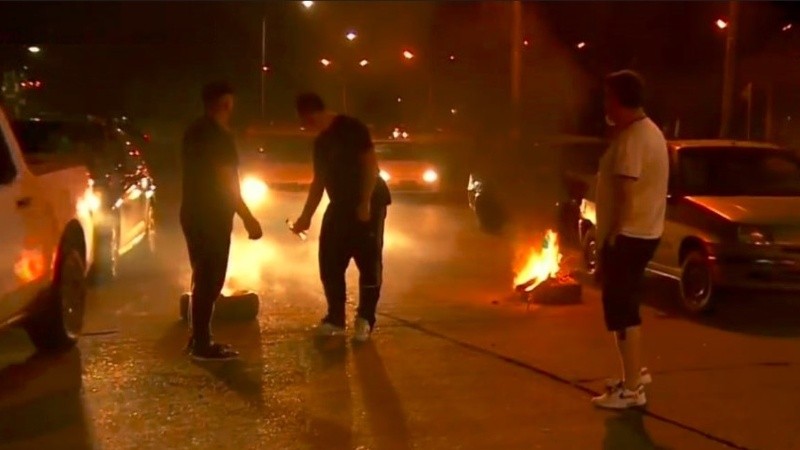 Un grupo cortaba el tránsito en el acceso al puente de Palliere.